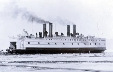 Yard Nr. 647, Baikal. Der eisbrechende Zugfähren-Dampfer Baikal im Eis